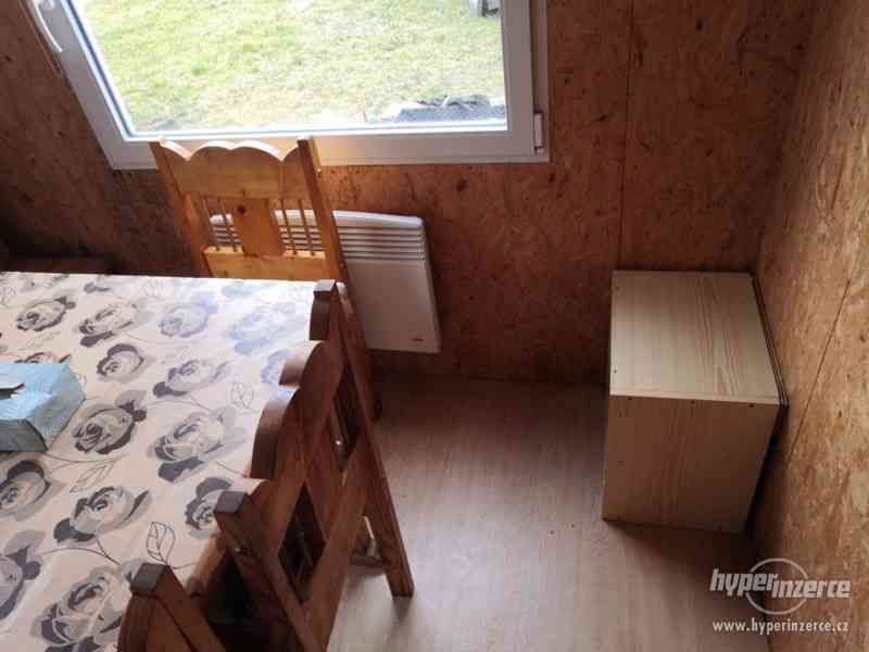 Karavan s drevenym pristavkem v kempu Vikletice - foto 23