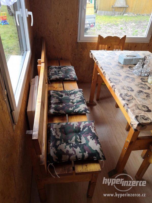 Karavan s drevenym pristavkem v kempu Vikletice - foto 24