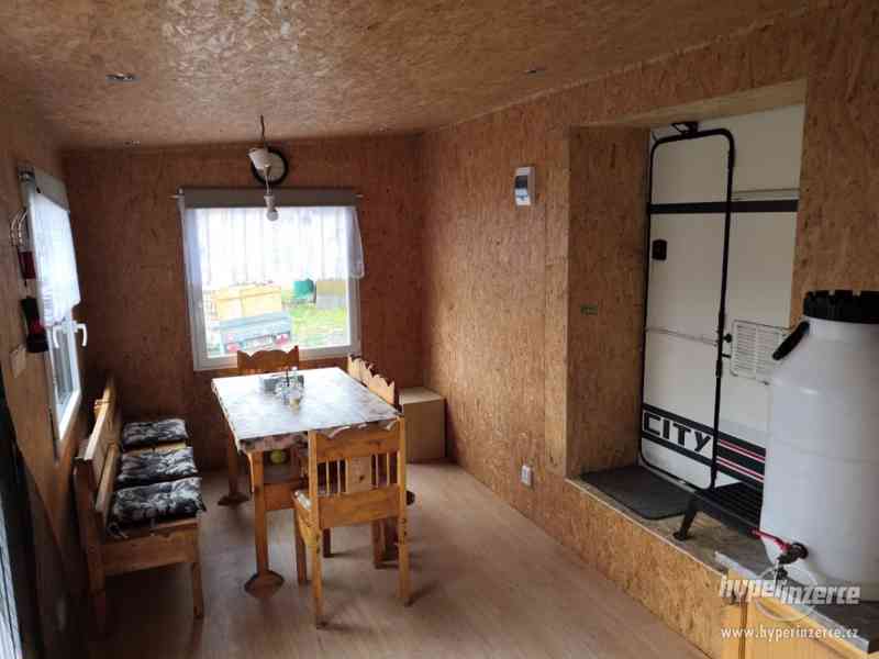Karavan s drevenym pristavkem v kempu Vikletice - foto 27