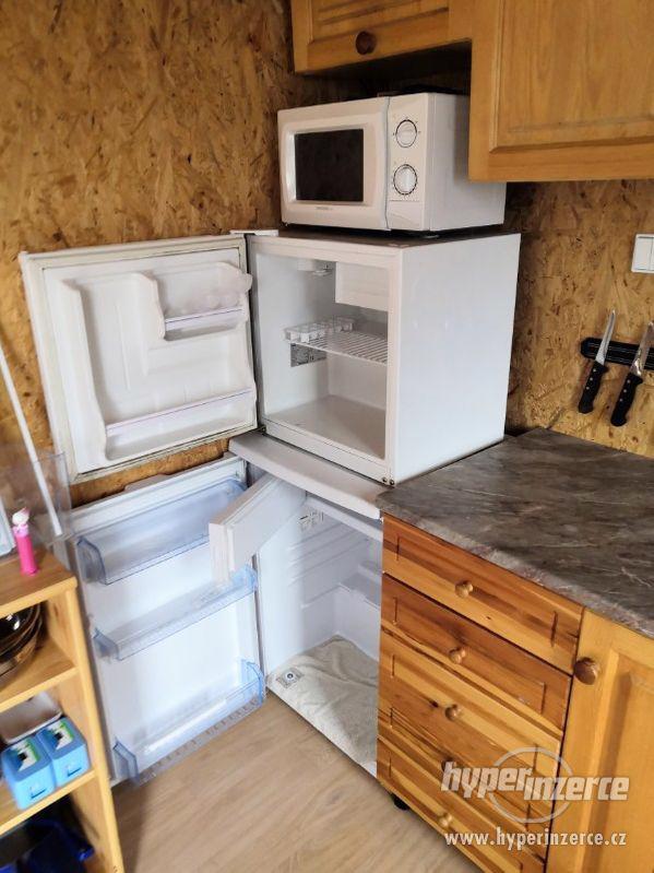 Karavan s drevenym pristavkem v kempu Vikletice - foto 28