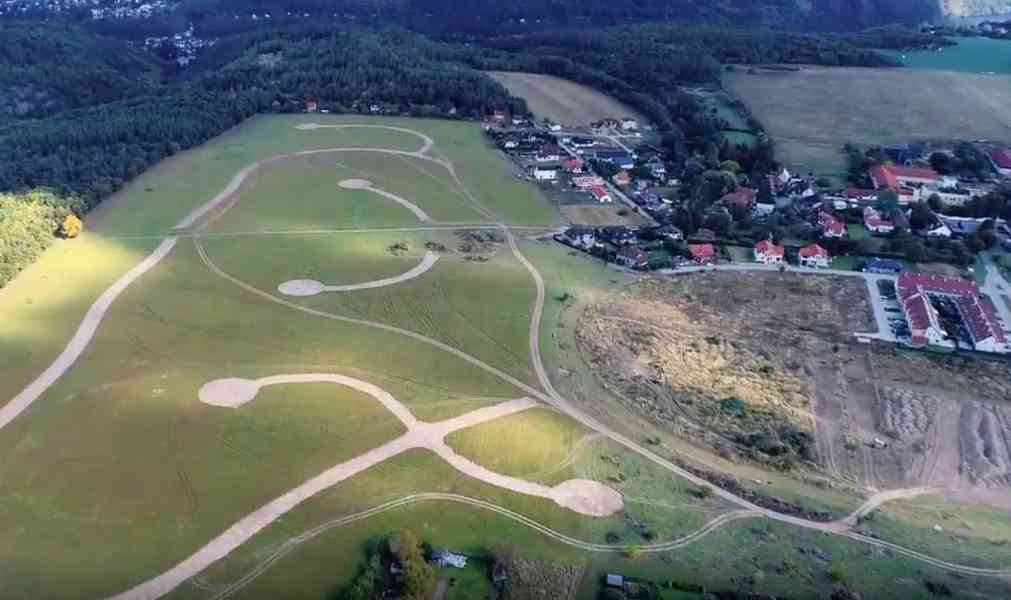 Exkluzivní stavební pozemek 604 m² v Trnové – Váš nový domov - foto 12