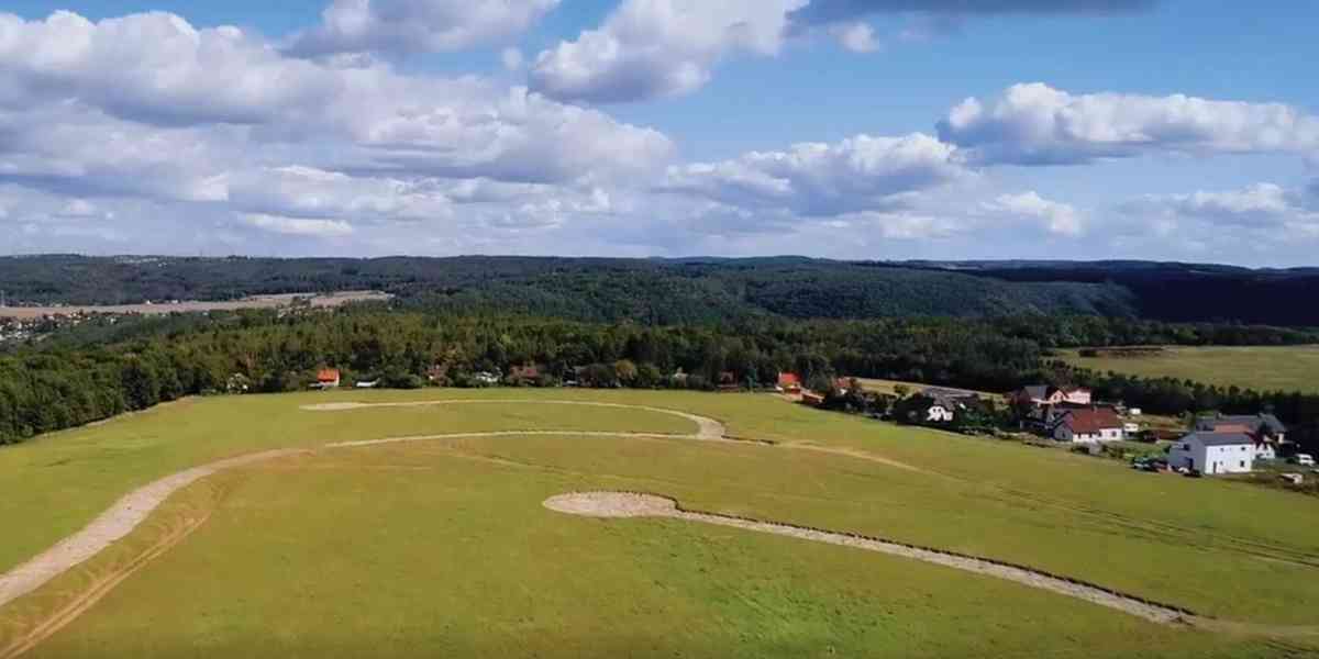 Exkluzivní stavební pozemek 604 m² v Trnové – Váš nový domov - foto 8
