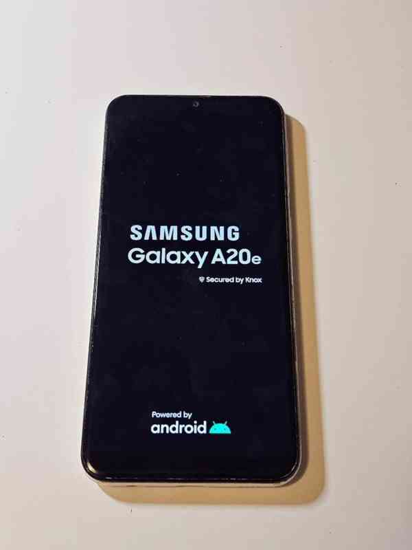 Mobiní telefon Samsung Galaxy A20e - foto 3