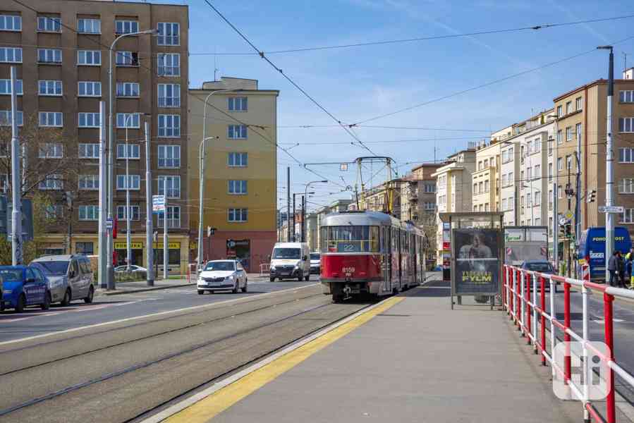 Exkluzivní byt 4+kk s velkou střešní terasou a výhledem na celé Kubánské náměstí. Jedinečná nabídka. - foto 9