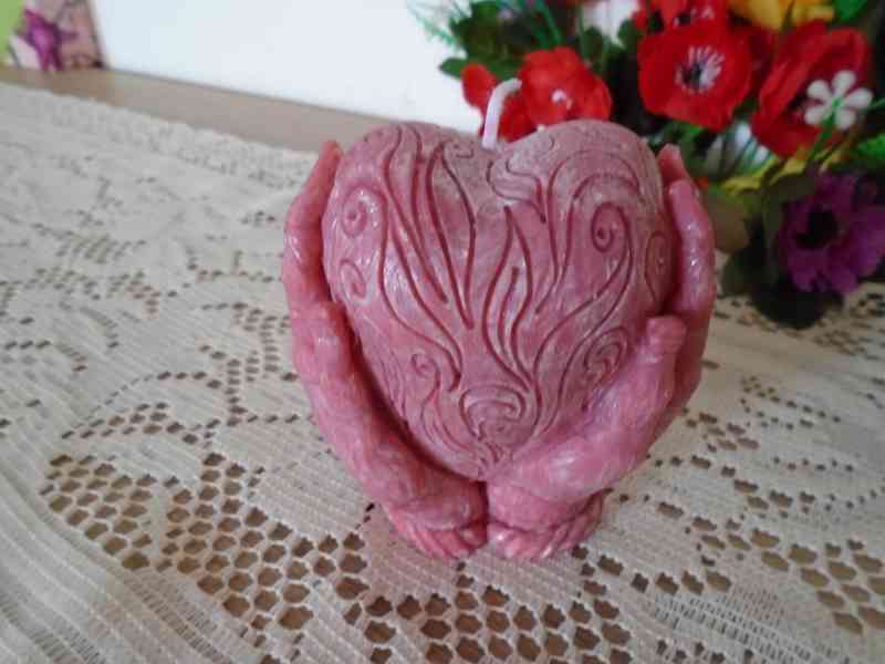Dekorační 3D svíčka "Srdce v dlani"