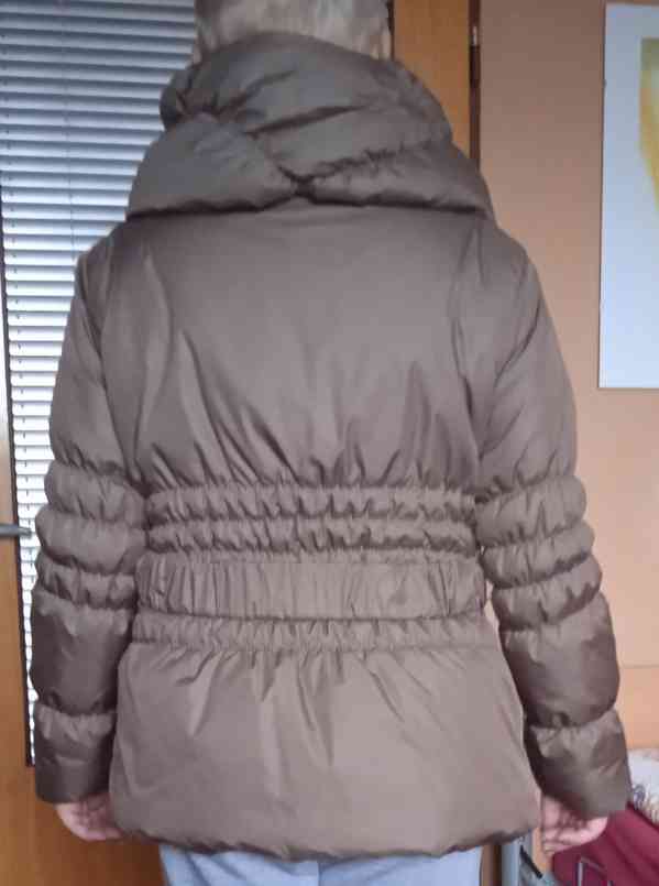 Lehká dámská zimní bunda s kapucí - foto 2