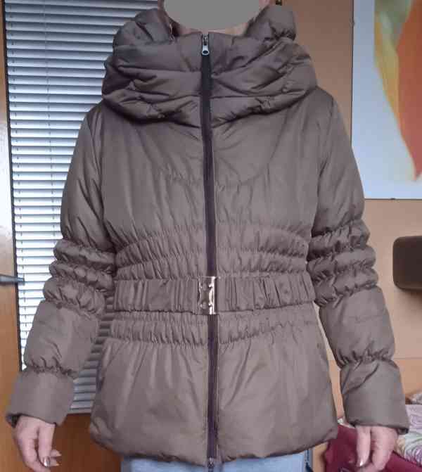 Lehká dámská zimní bunda s kapucí - foto 1