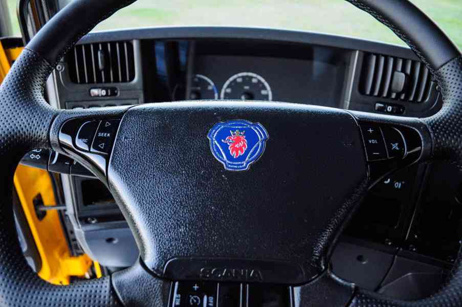 SCANIA P380 6X4 SKLÁPĚČ / VYKLÁPĚČ + HYDRAULICKÁ RUKA EURO4 - foto 59