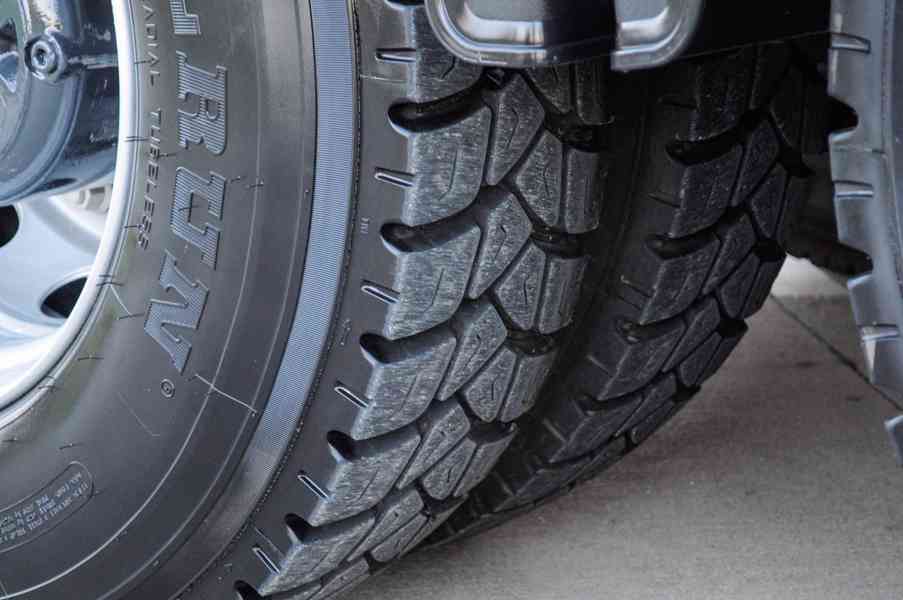 SCANIA P380 6X4 SKLÁPĚČ / VYKLÁPĚČ + HYDRAULICKÁ RUKA EURO4 - foto 28