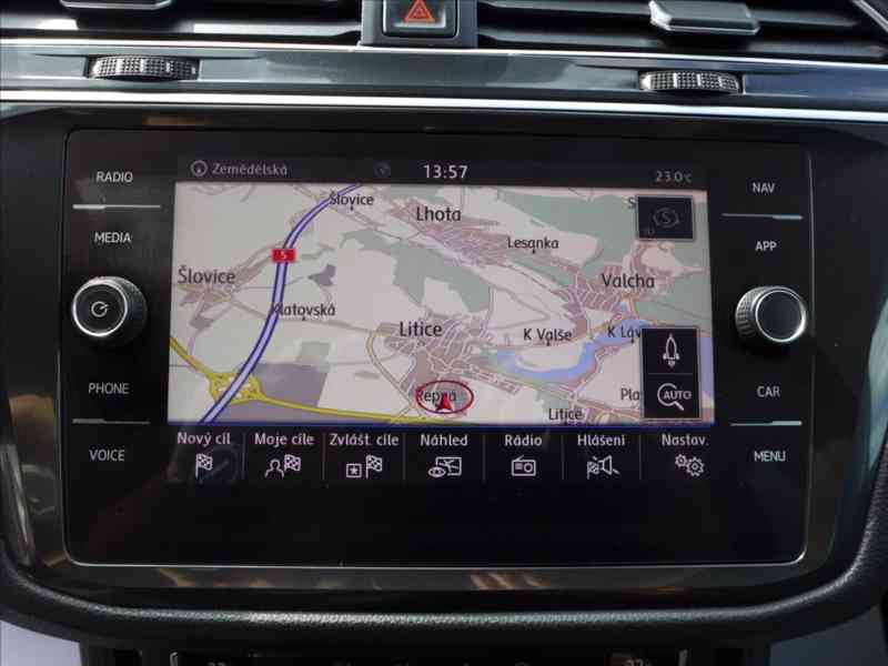 Volkswagen Tiguan 2,0 TDi 110KW NAVI APP 1.MAJ - foto 13