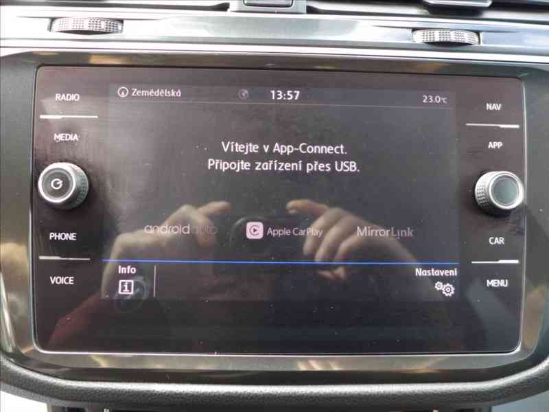 Volkswagen Tiguan 2,0 TDi 110KW NAVI APP 1.MAJ - foto 14