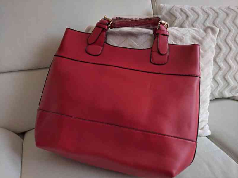 Dámská, velká a pevná červená kabelka - foto 2