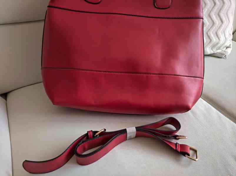 Dámská, velká a pevná červená kabelka - foto 3