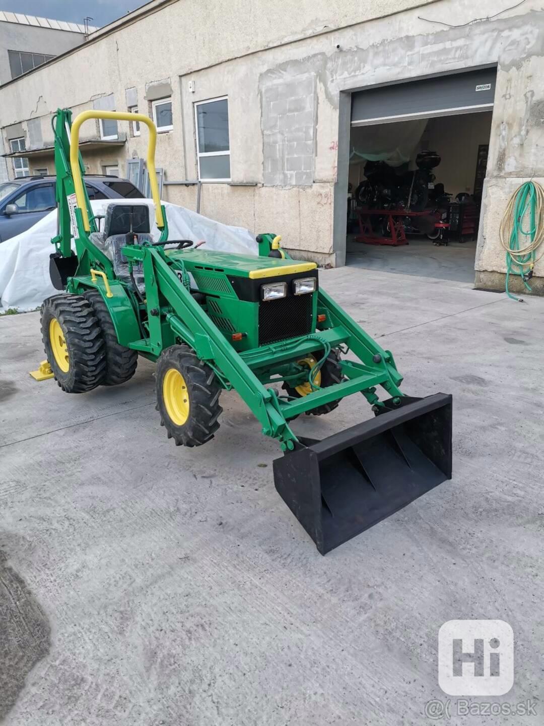 Malotraktor s čelním nakladačem 4x4 Ferrari  - foto 1