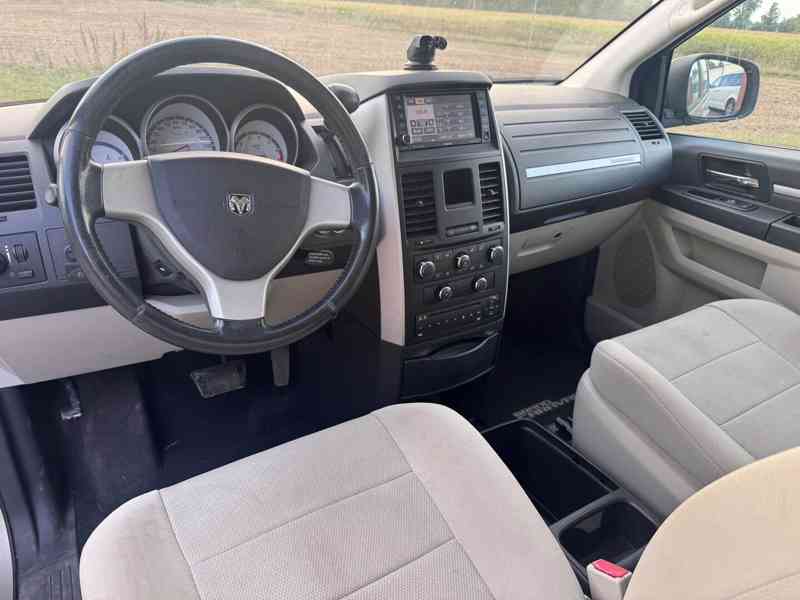 Dodge Grand Caravan RT SXT 3,8 LPG DVD 2009 - foto 16