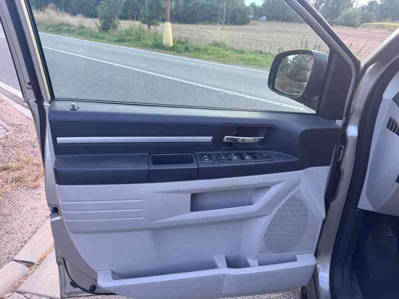 Dodge Grand Caravan RT SXT 3,8 LPG DVD 2009 - foto 13