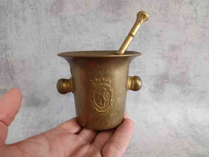 Starý malý mosazný hmoždíř se lvem a tloukem.  - foto 9