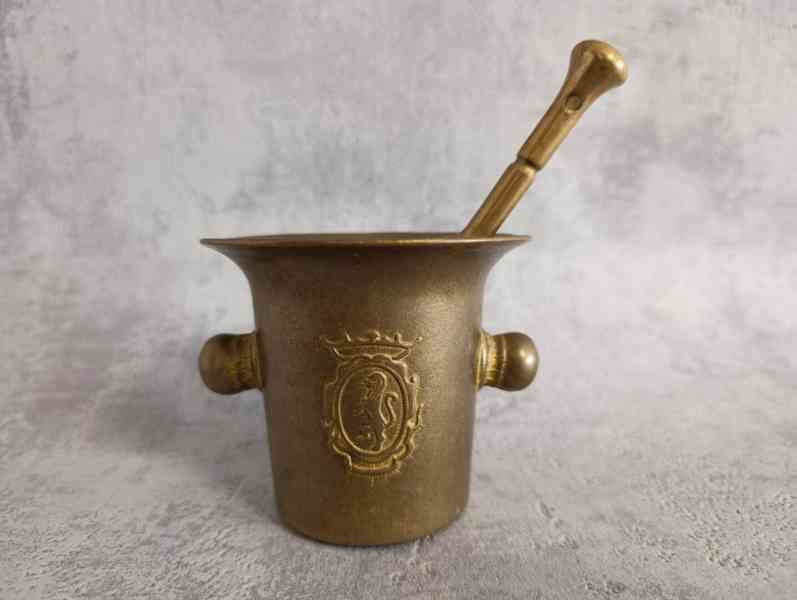 Starý malý mosazný hmoždíř se lvem a tloukem.  - foto 3