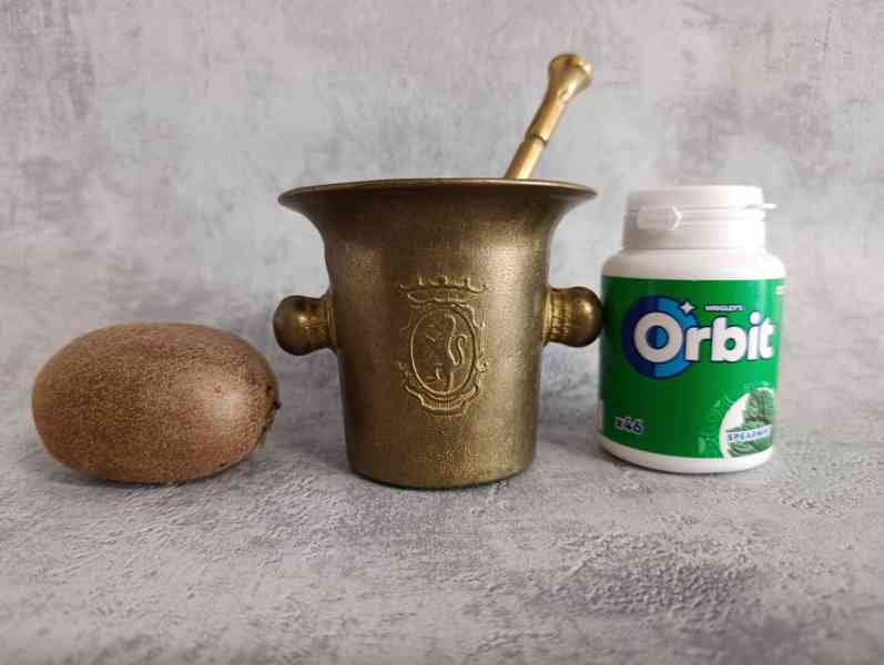 Starý malý mosazný hmoždíř se lvem a tloukem.  - foto 5