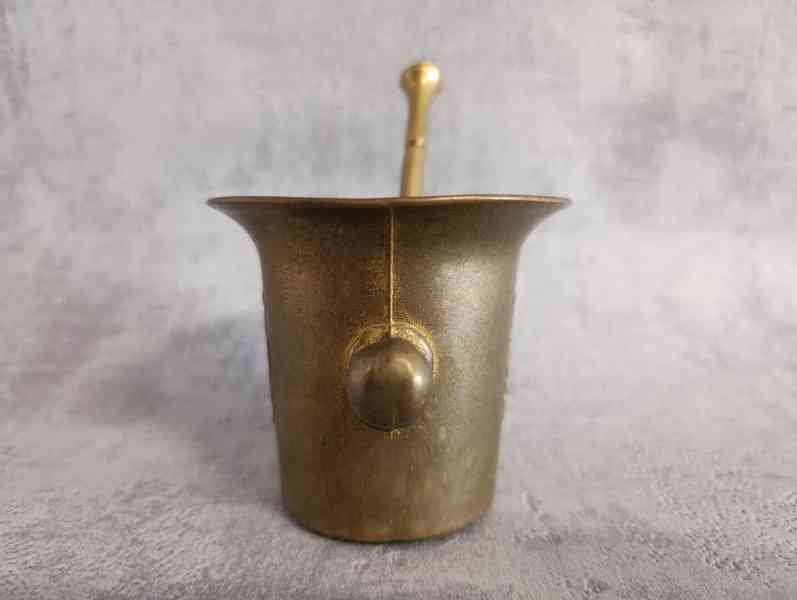 Starý malý mosazný hmoždíř se lvem a tloukem.  - foto 2