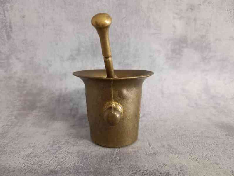 Starý malý mosazný hmoždíř se lvem a tloukem.  - foto 4