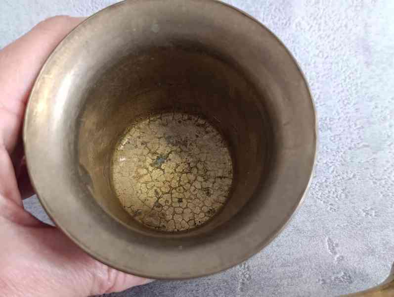 Starý malý mosazný hmoždíř se lvem a tloukem.  - foto 7