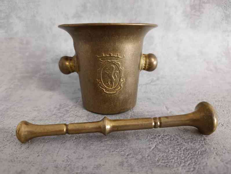 Starý malý mosazný hmoždíř se lvem a tloukem.  - foto 6