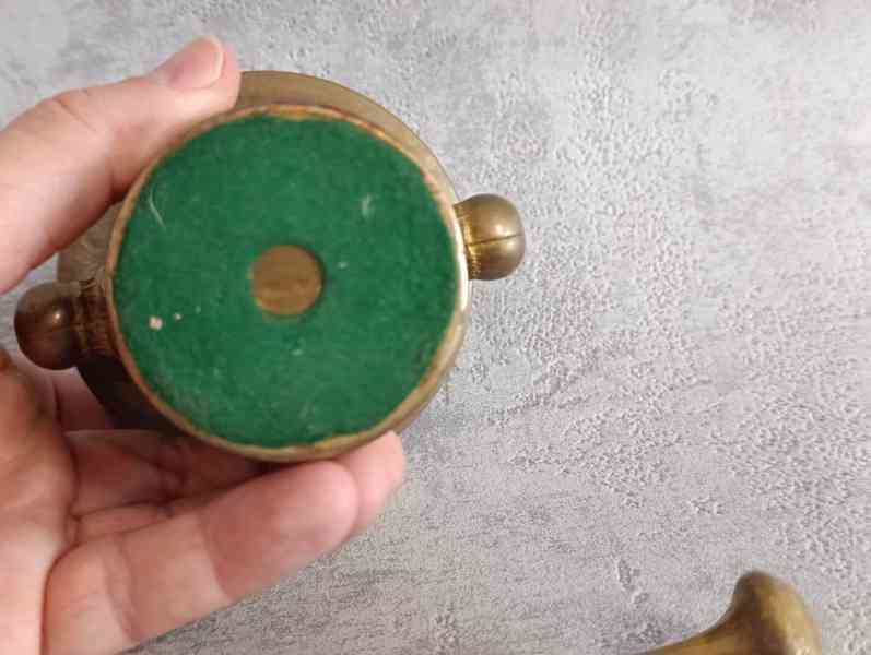 Starý malý mosazný hmoždíř se lvem a tloukem.  - foto 8