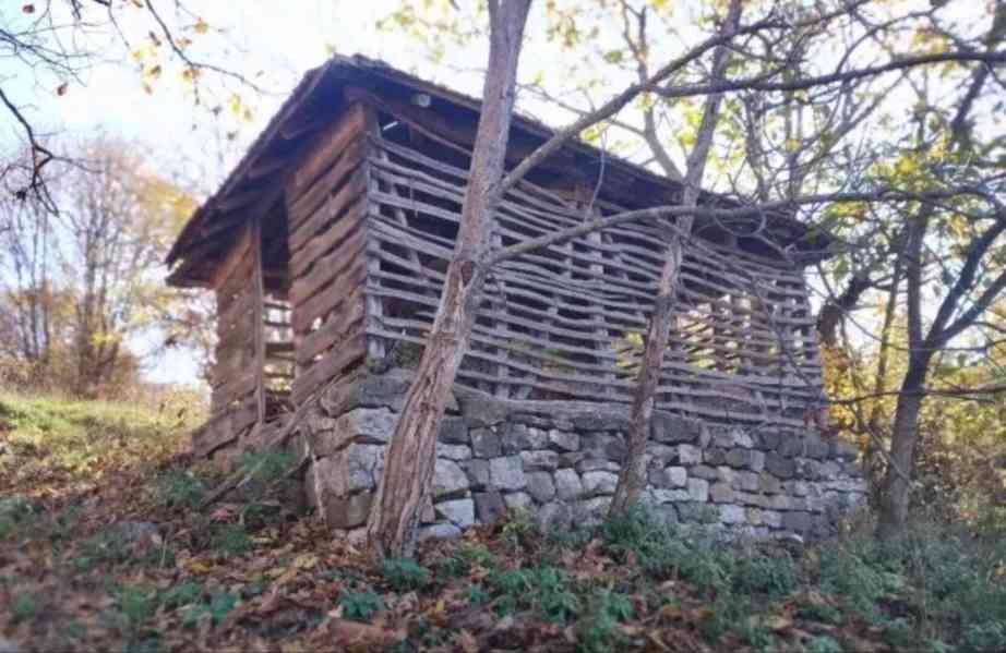 Prodej vesnické usedlosti k rekonstrukci na Staré planině - foto 5