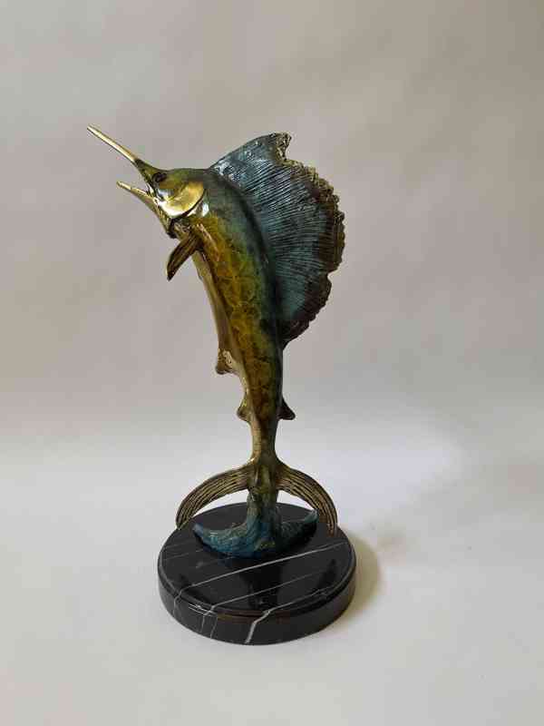 Marlin plachetník - socha bronzové ryby na mramoru - foto 3