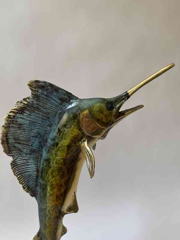 Marlin plachetník - socha bronzové ryby na mramoru - foto 2