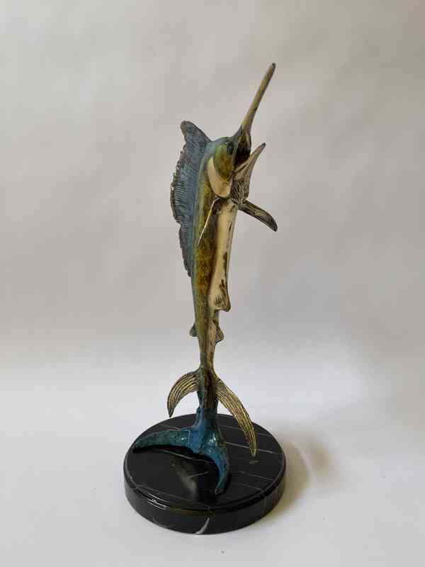 Marlin plachetník - socha bronzové ryby na mramoru - foto 4