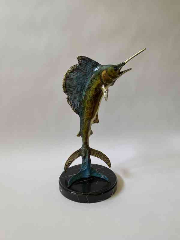 Marlin plachetník - socha bronzové ryby na mramoru - foto 1