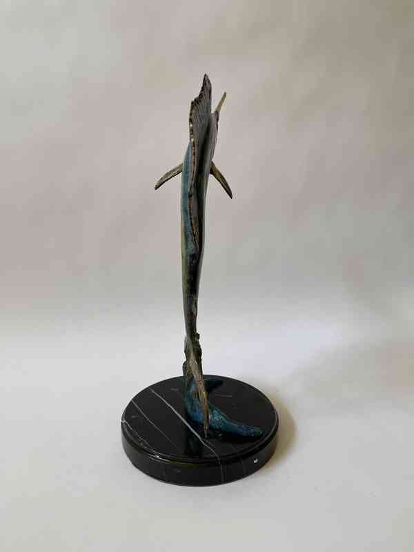 Marlin plachetník - socha bronzové ryby na mramoru - foto 5
