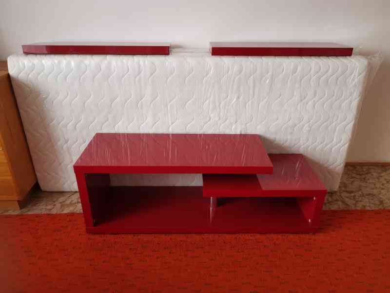 Červený TV stolek + 2 červené police na zeď - foto 3