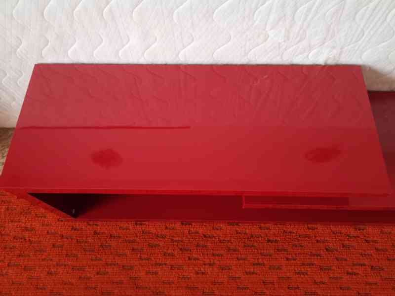 Červený TV stolek + 2 červené police na zeď - foto 5
