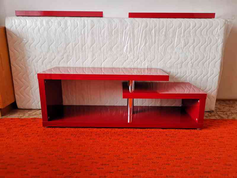 Červený TV stolek + 2 červené police na zeď - foto 1