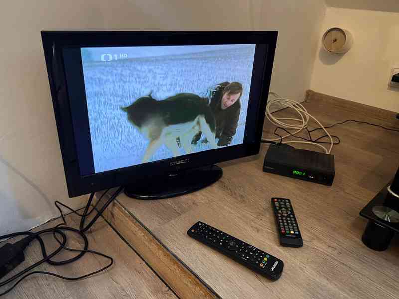 SET menší televize s DVD + set-top-box