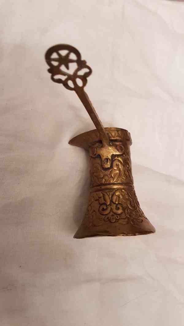 Starožitná mosazná džezva se zdobeným držátkem - foto 2