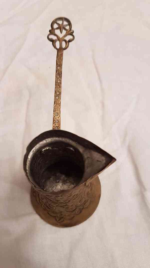 Starožitná mosazná džezva se zdobeným držátkem - foto 3