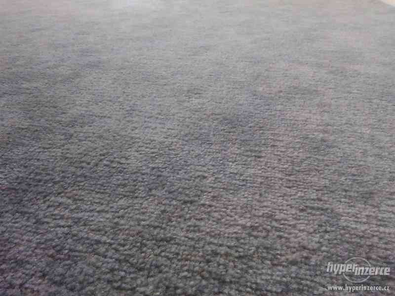 Luxusní šedý koberec - foto 2