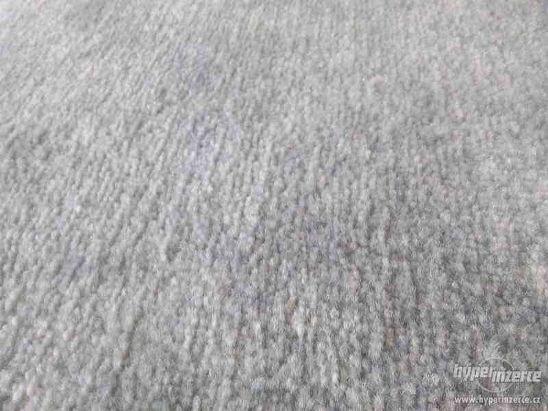 Luxusní šedý koberec - foto 3