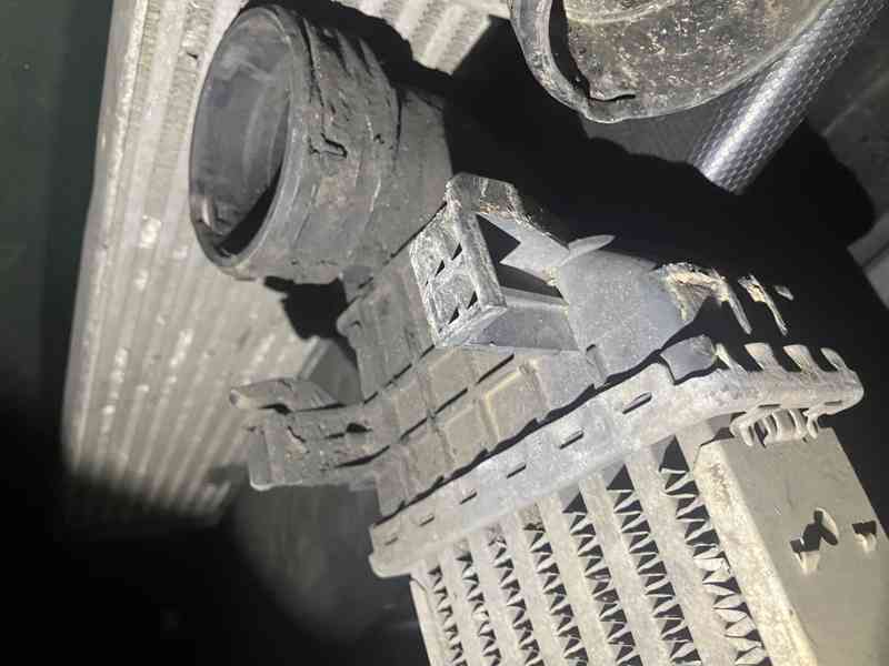 Mercedes  W211-intercooler  A2115001002  - foto 3