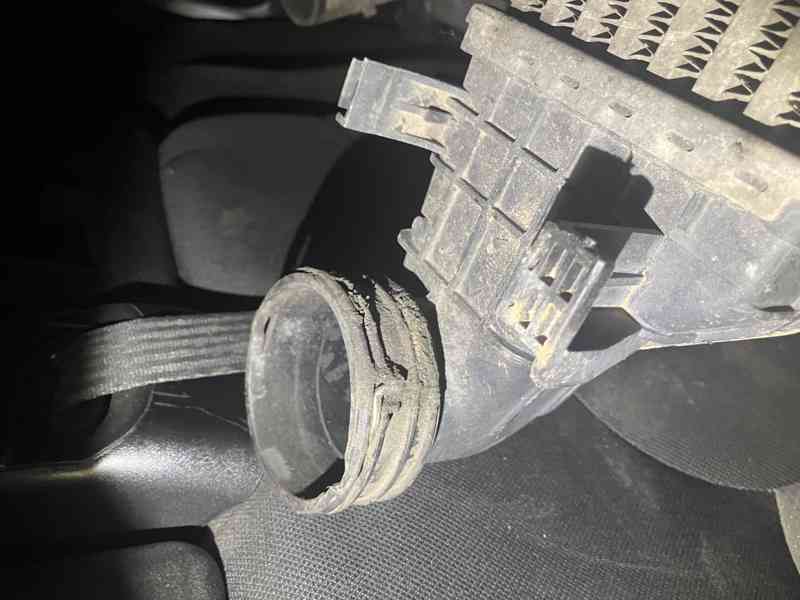 Mercedes  W211-intercooler  A2115001002  - foto 2