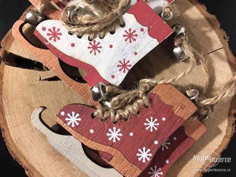 Vánoční dřevěné brusle na zavěšení - foto 1