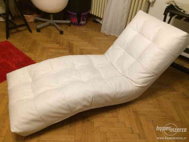Bílé lehátko Ikea do obývacího pokoje - foto 1