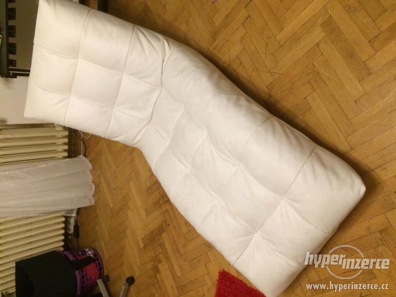 Bílé lehátko Ikea do obývacího pokoje - foto 2