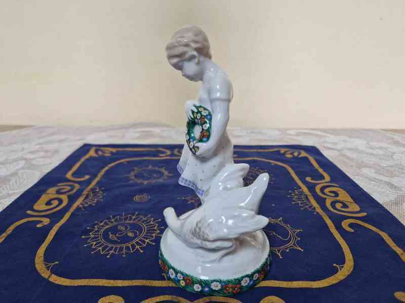 Hezká malovaná porcelánová Soška Husopaska Březová - foto 4