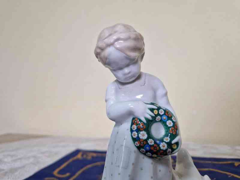 Hezká malovaná porcelánová Soška Husopaska Březová - foto 2