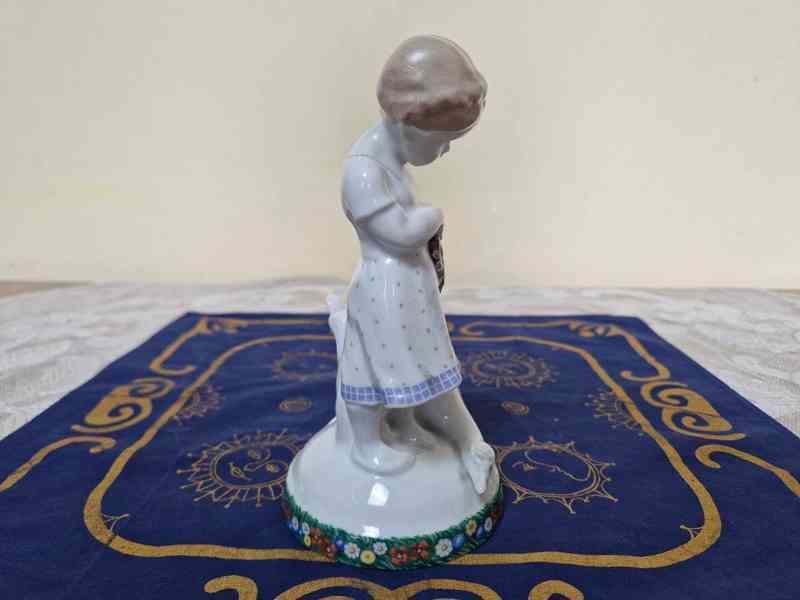 Hezká malovaná porcelánová Soška Husopaska Březová - foto 6